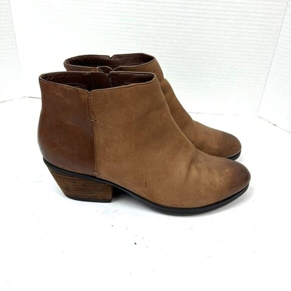 Clarks Artisan Gelata Italia Women's 9.5 Tan Nubuck Block Heel Ankle Boot Bootie - Picture 1 of 8
